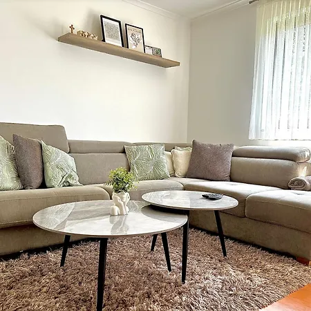 別荘 Vikendica Leko